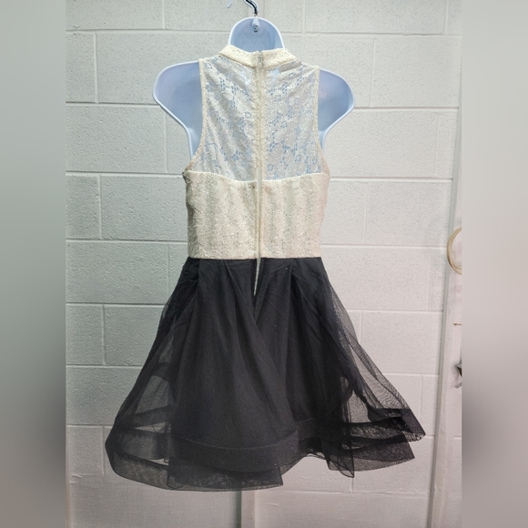 SPEECHLESS High-Neck Lace and Tiered Mesh Formal Prom Dress - Picture 3 of 8